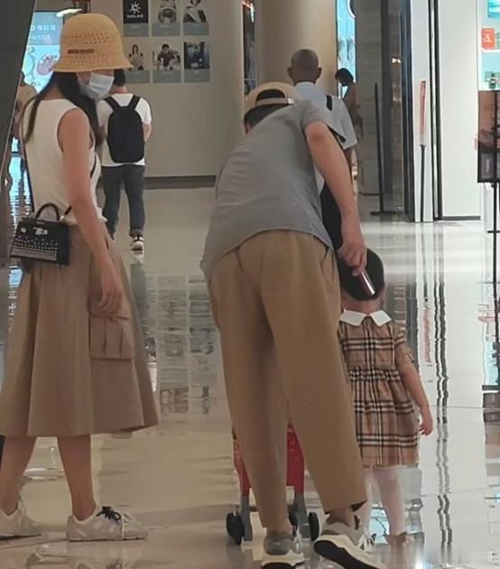 任重孙骁骁带女儿逛商场偶遇任重孙骁骁带女儿逛商场 任重孙骁骁带女儿逛商场好幸福的