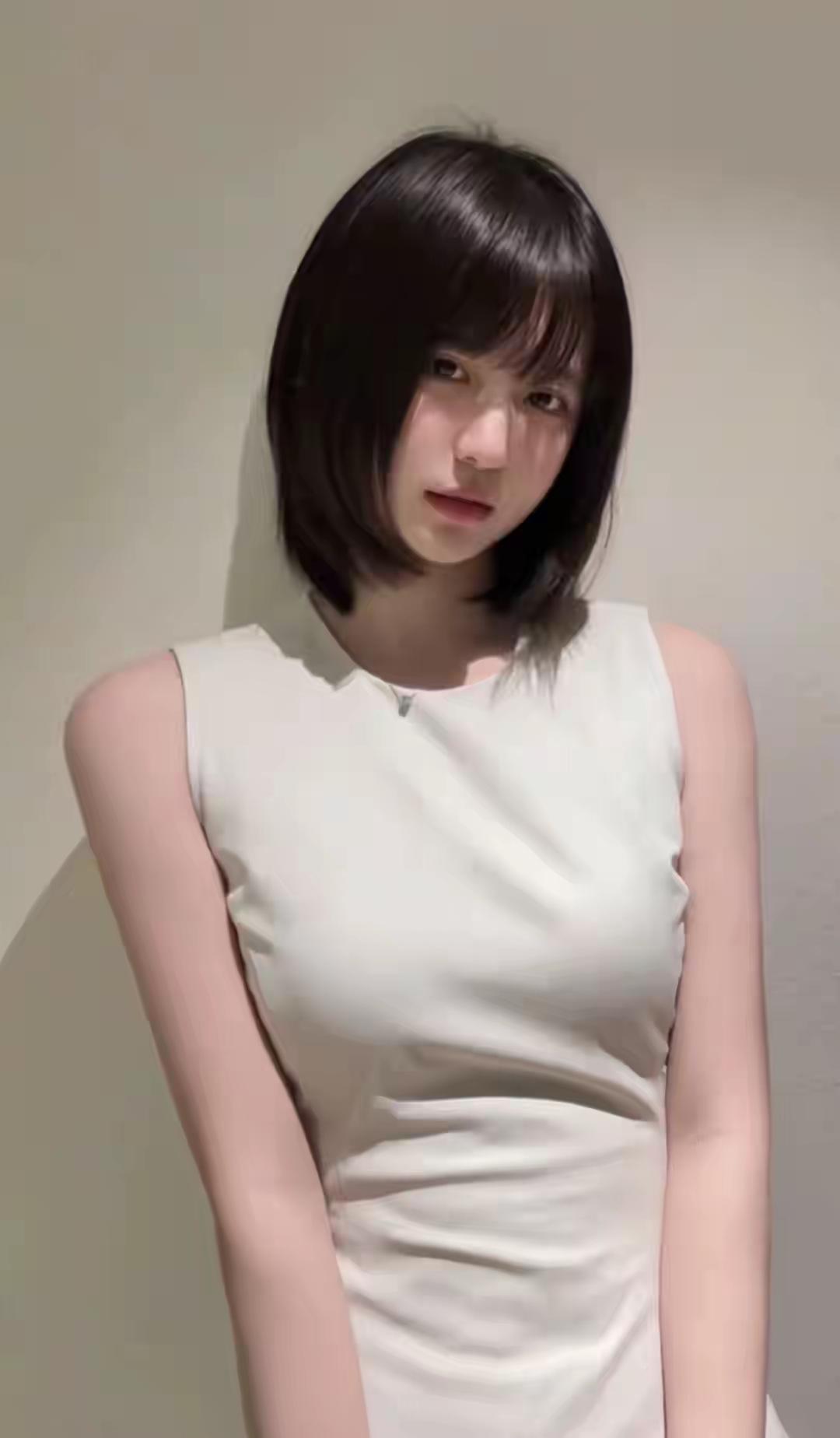 这姑娘穿着一身白色连衣裙，好显气质！