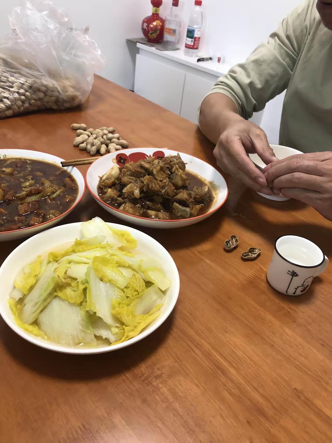 外面的世界不精彩喽？
俺那位孩儿他爹，原来是闻着酒味就出去，没事儿找酒喝，喝他个