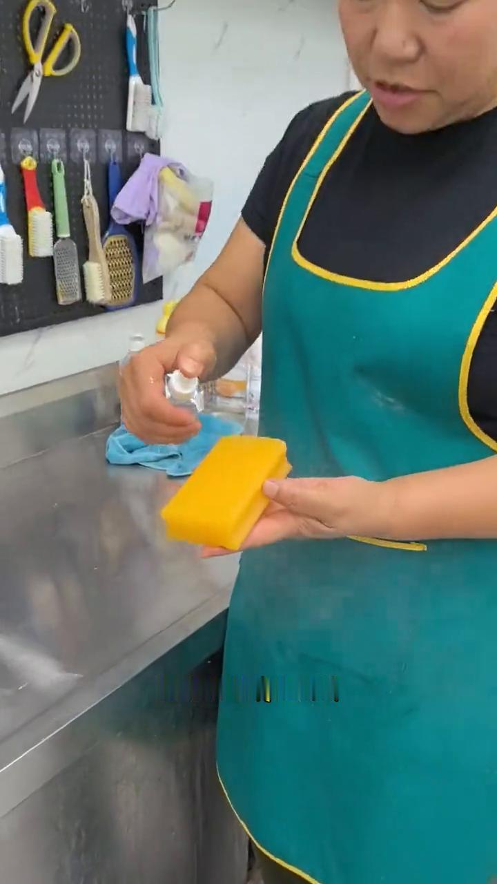 用好肥皂让洗衣变得更简单。
·肥皂给它钻个眼，插入一根棉签，点燃之后就得到一个应