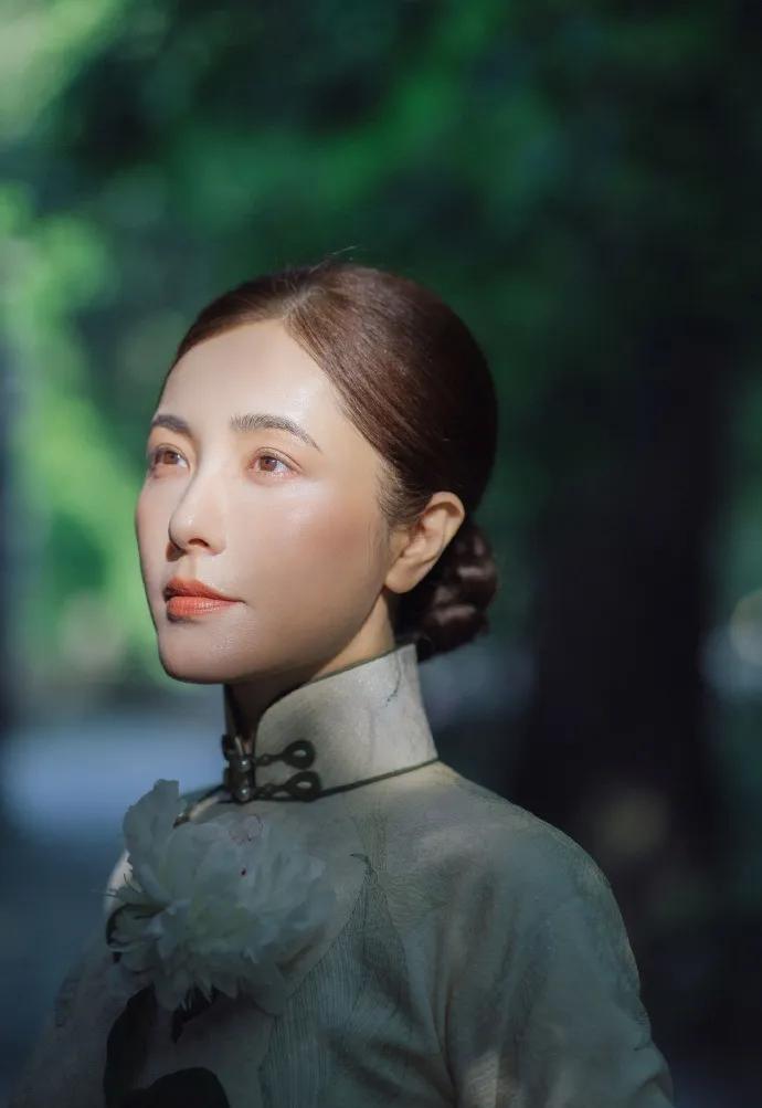 这照片，
感觉把大美女曾黎给拍丑了。
衣服还好，
一身素雅旗袍可以显得气质很好。