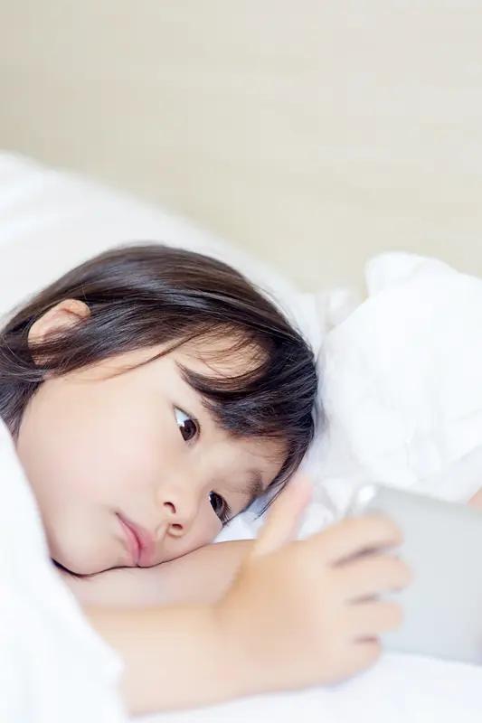 孩子沉迷手机真不是管不住，是家长方法用错了。很多家长靠骂、抢、摔手机、断网，结果