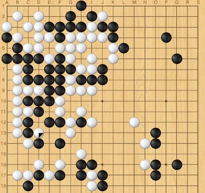 你见过巅峰对决里，一方完全跟不上节奏的样子吗？
棋仙战首局，申真谞执白，中盘屠了