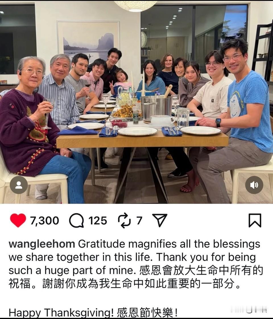王力宏分享和家人一起过感恩节合照。一看就是知书达理，家教好。 这么有钱了，也不奢