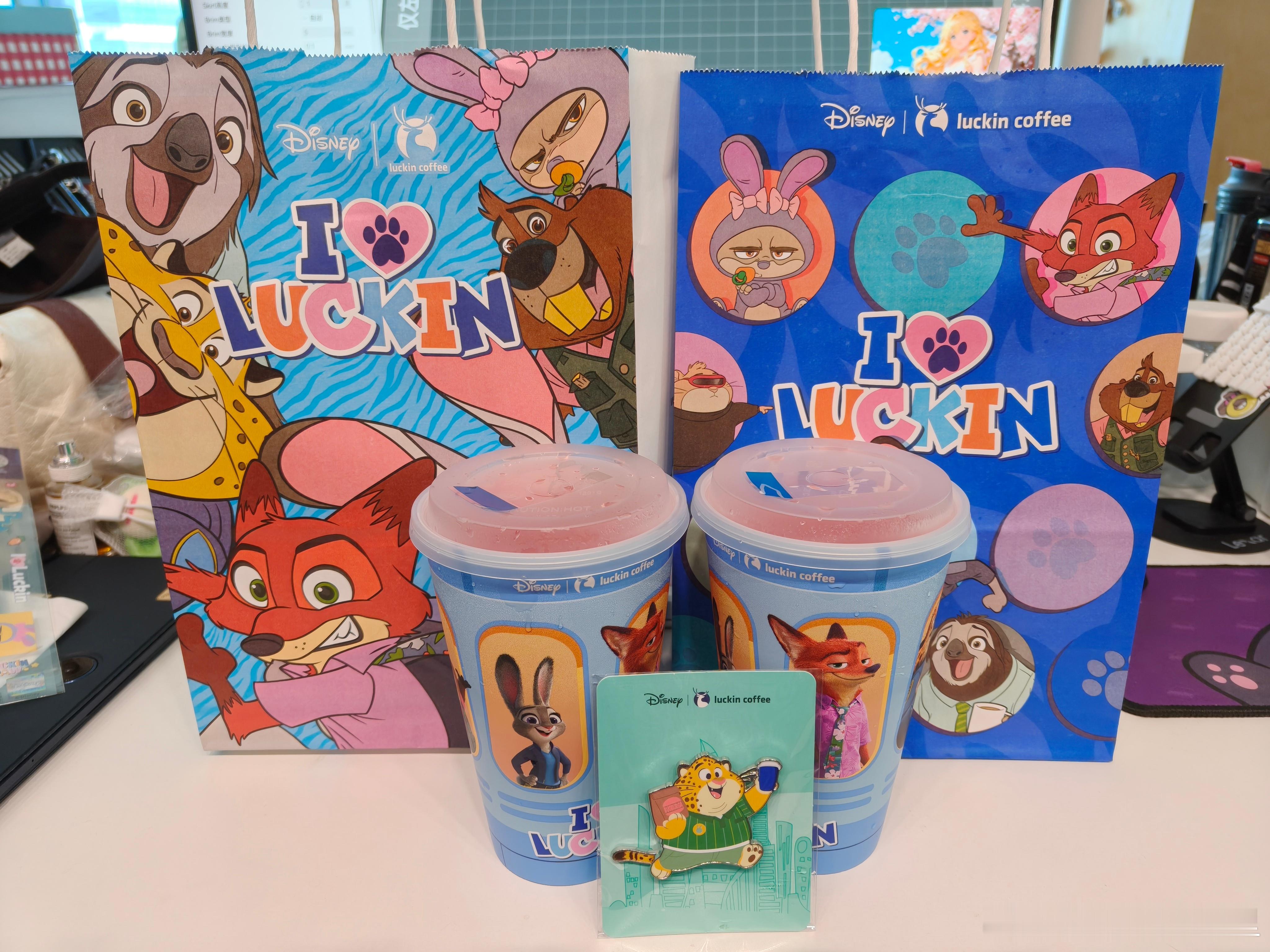 疯狂动物城和瑞幸联名大家都喝了吗？豹警官徽章好可爱随机在评论区揪三个铁粉喝下午茶