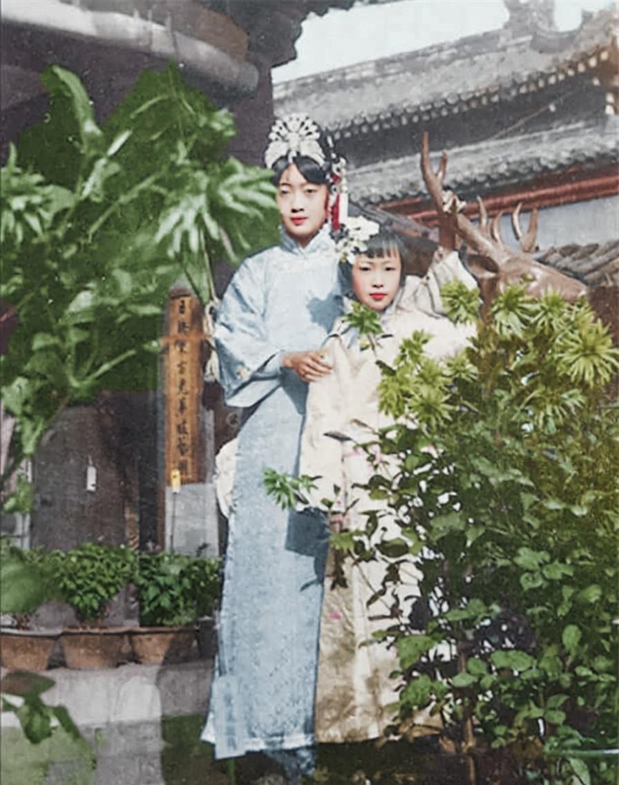 这张照片拍摄于紫禁城储秀宫前，末代皇后郭布罗·婉容与溥仪的三妹爱新觉罗·韫颖（人