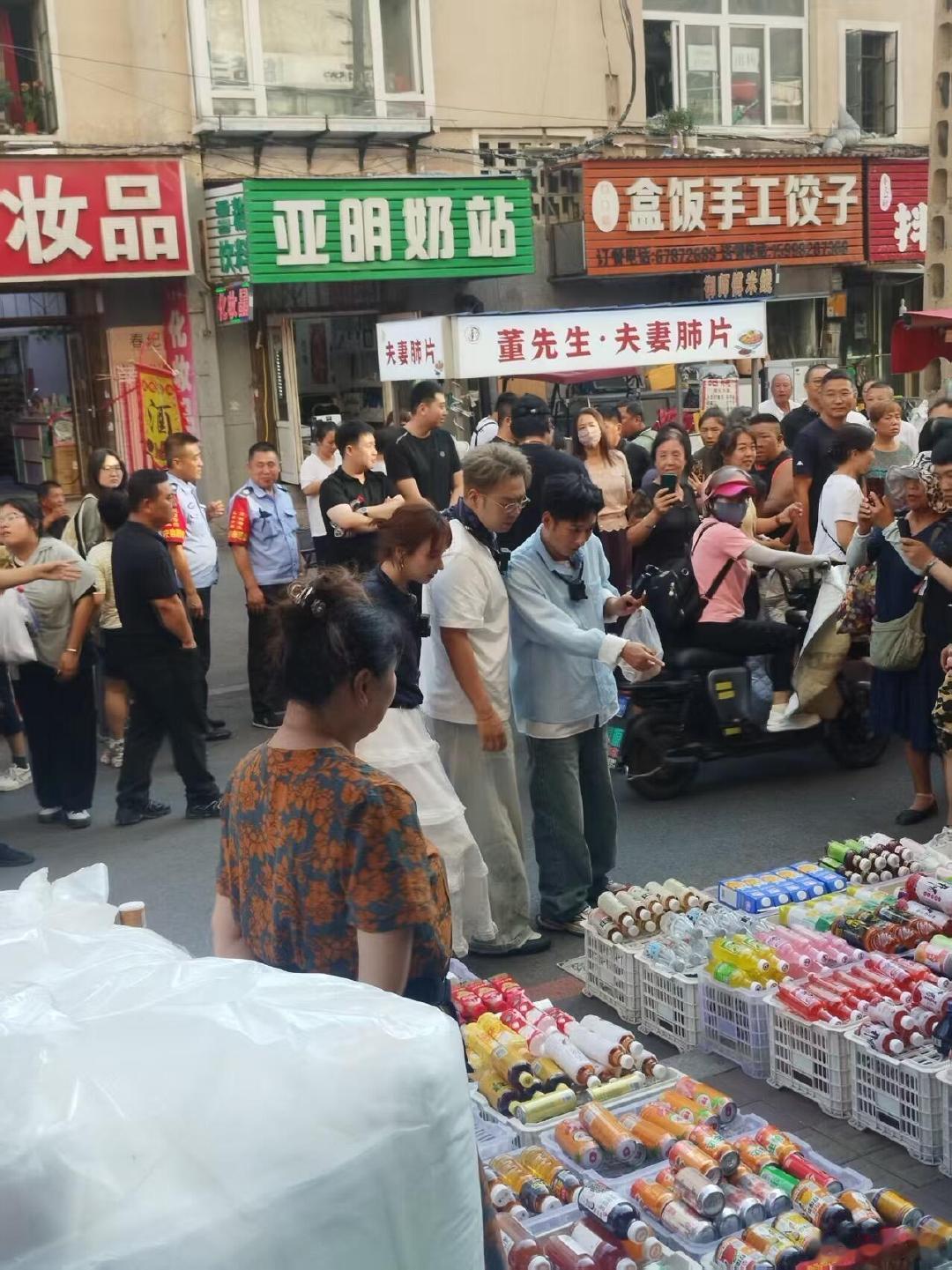 李维嘉杜海涛吴昕录节目网友偶遇李维嘉杜海涛吴昕录节目，羡慕这么多人能偶遇。李维嘉