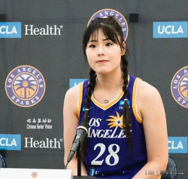 他喵的，WNBA又在欺骗我善良可爱的小宝李月汝，这场洛杉矶火花对阵拉斯维加斯王牌