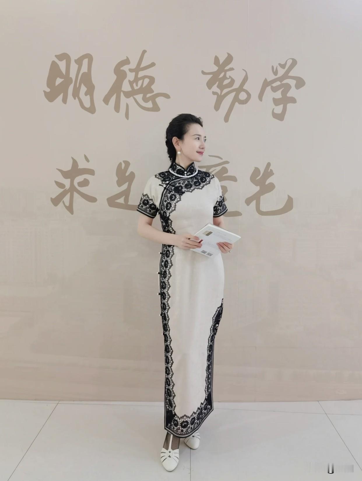 斜襟线条贴合身姿，不刻意塑形却勾勒出温婉曲线。开衩高低有度，走路时裙摆微动，藏着