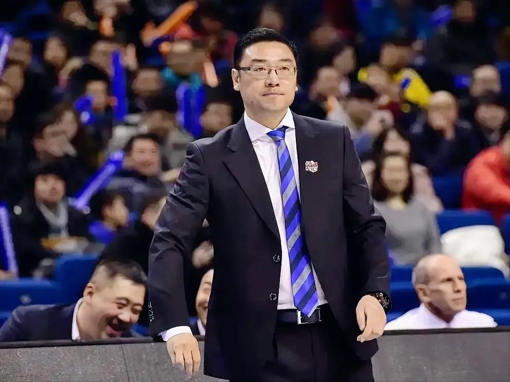 阔别五个赛季，刘鹏又一次成了上海男篮的主教练。与2015年以“救火主帅”的身份上