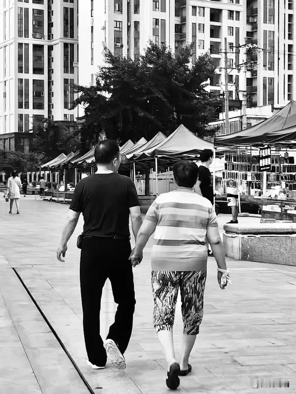 人老了，有儿女和有钱哪个更幸福，这事儿还真不好说。就说老张两口子，生活富足，老张