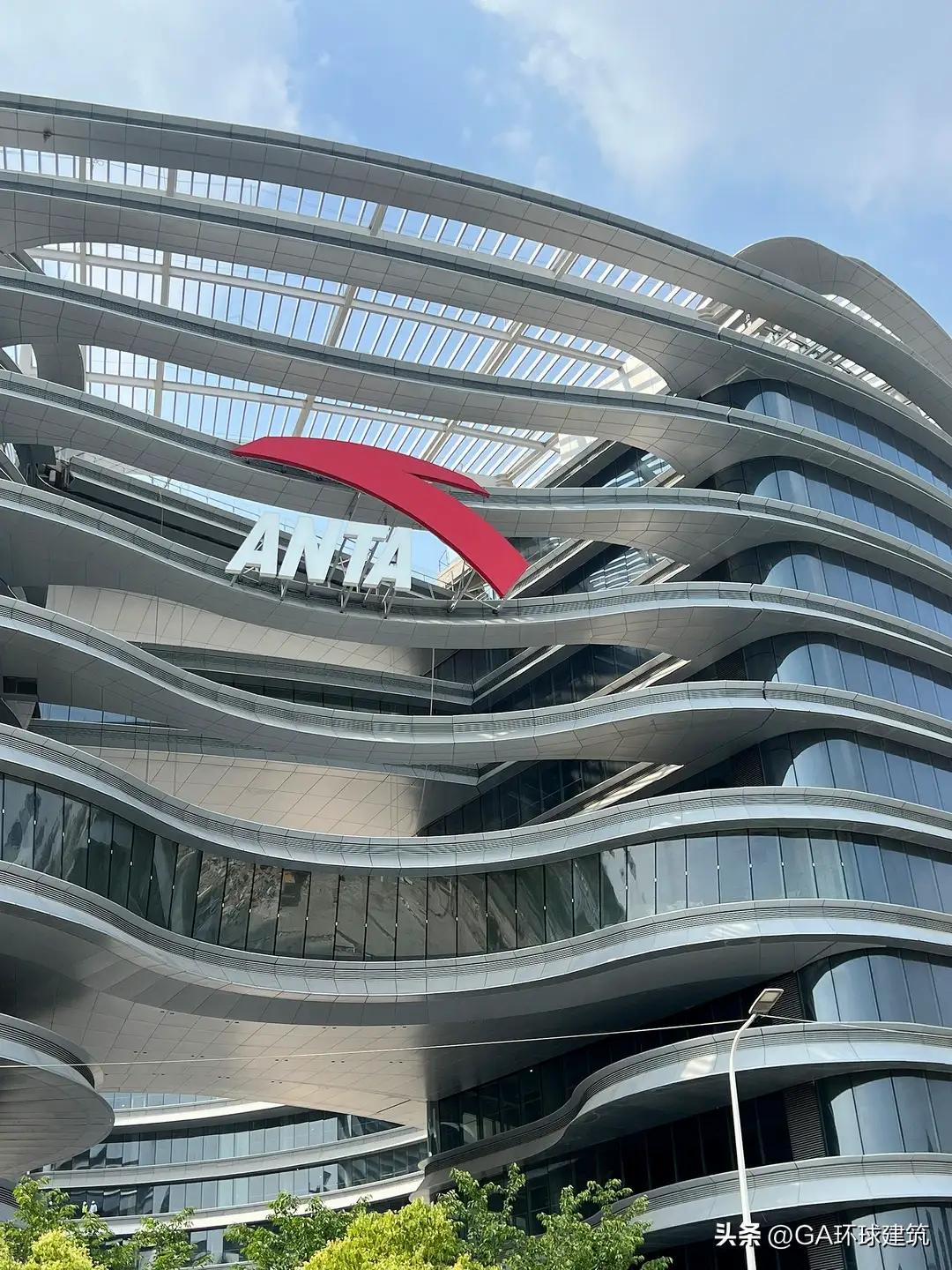 安踏集团去年营收达820亿，继续保持全球运动品牌第三位！