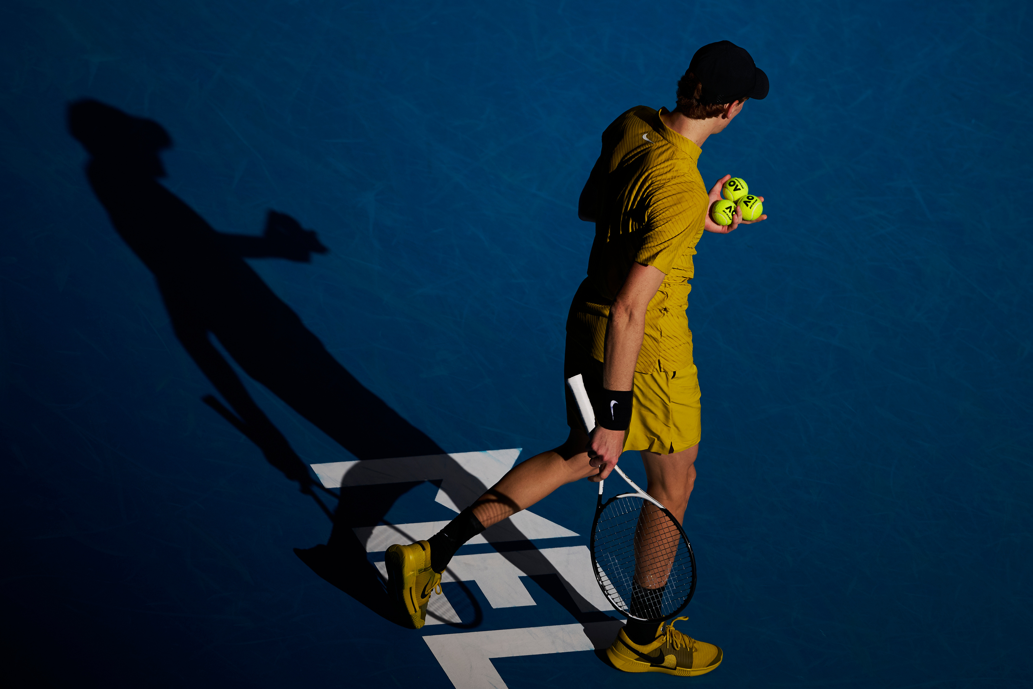 黑暗中的的一抹亮色，光影中的网球新王辛纳氛围感十足！澳网大戏明天拉开帷幕！摄影：