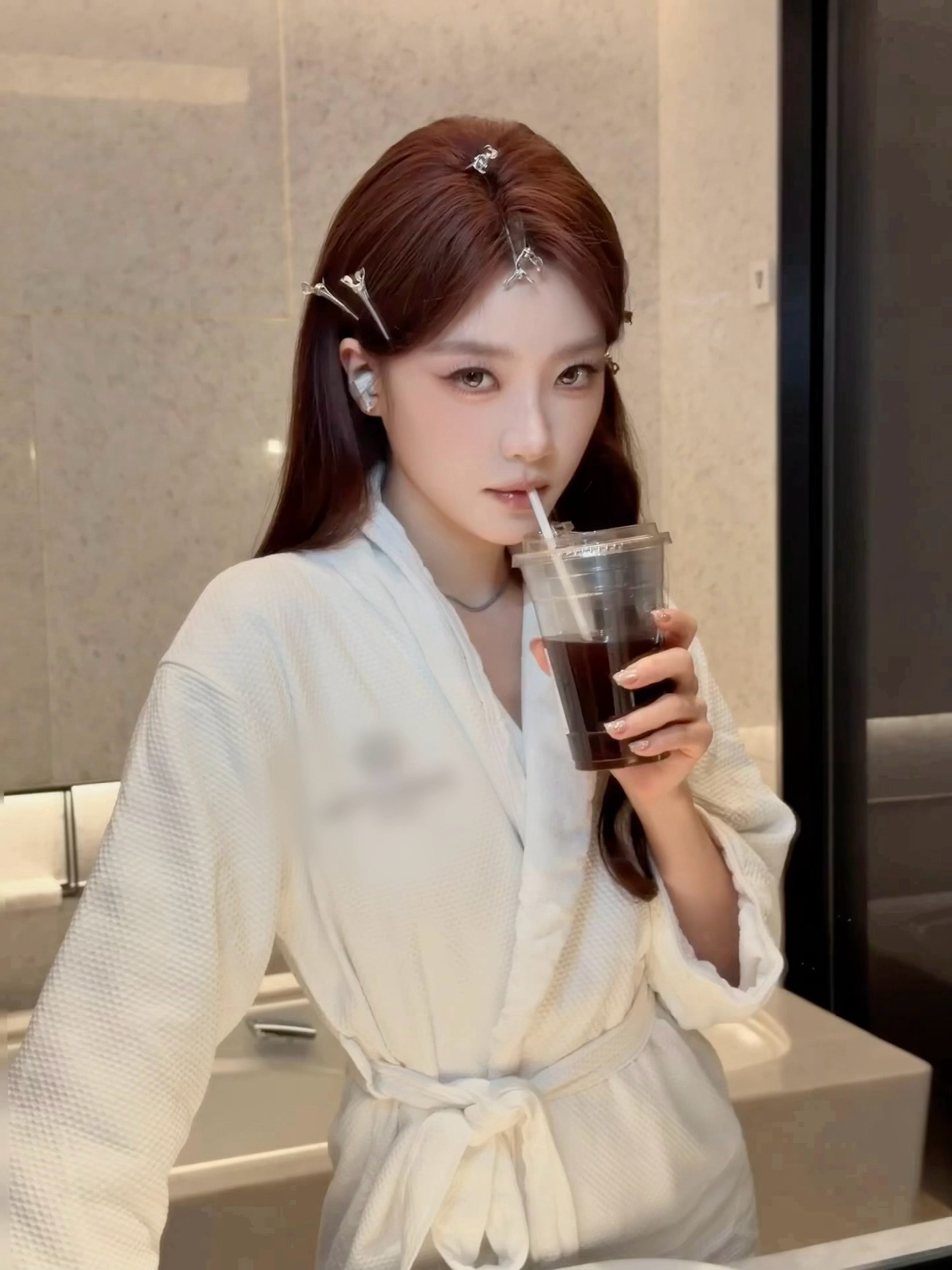 张月浴袍live碎片 张月营业🈺掉落的live碎片，手拿冰美式，浴袍特别美又有