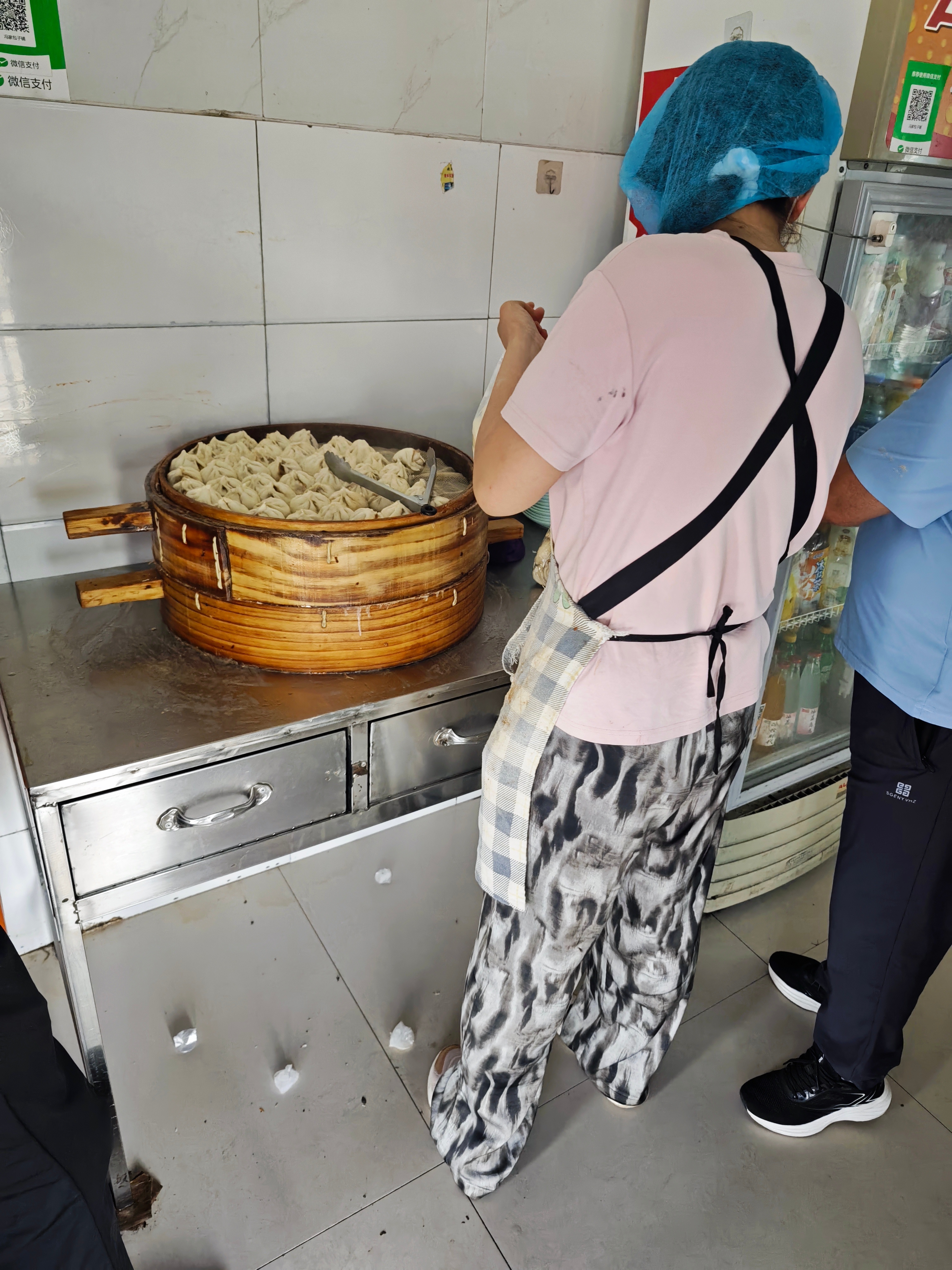 下班从南环回来，又往北绕了六七里地去李海务买包子，离城够远的一个地儿了，还被一个