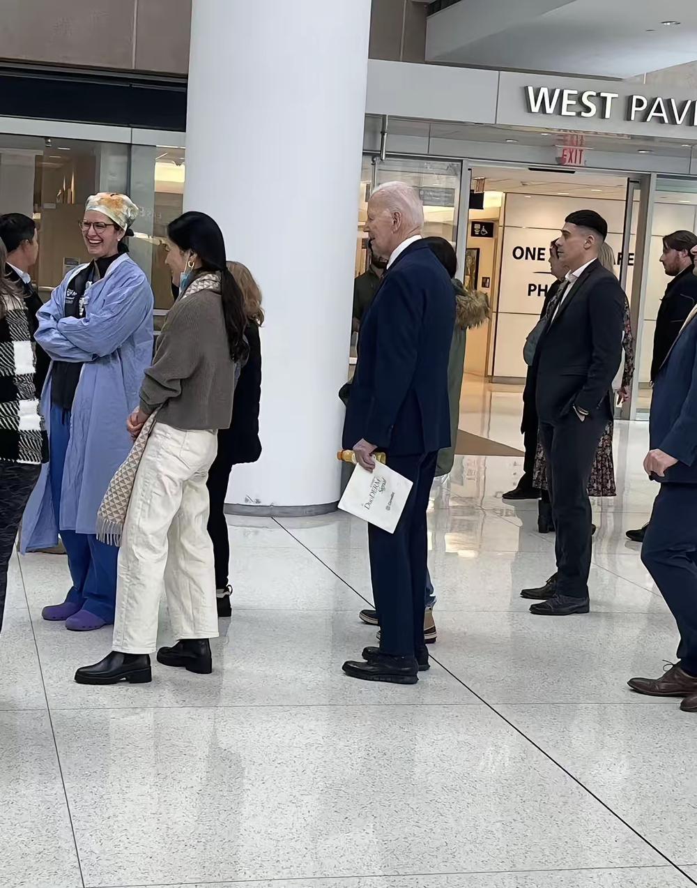 拜登老爷子在排队，这在有些地方是难以想象的。老美有些方面确实有可取之处，比如退休