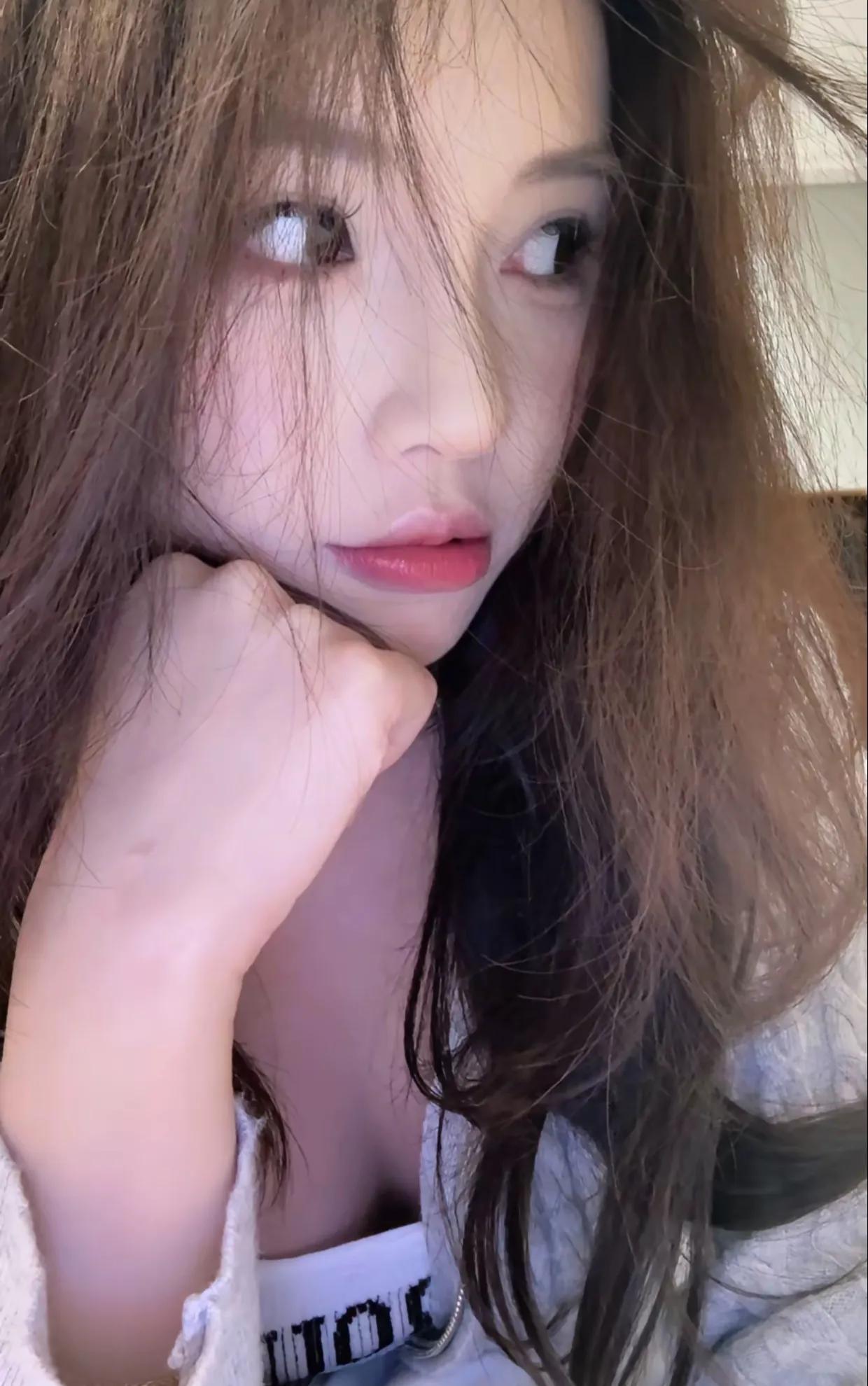 慵懒午后，微风拂面，轻轻抚摸你的发丝。