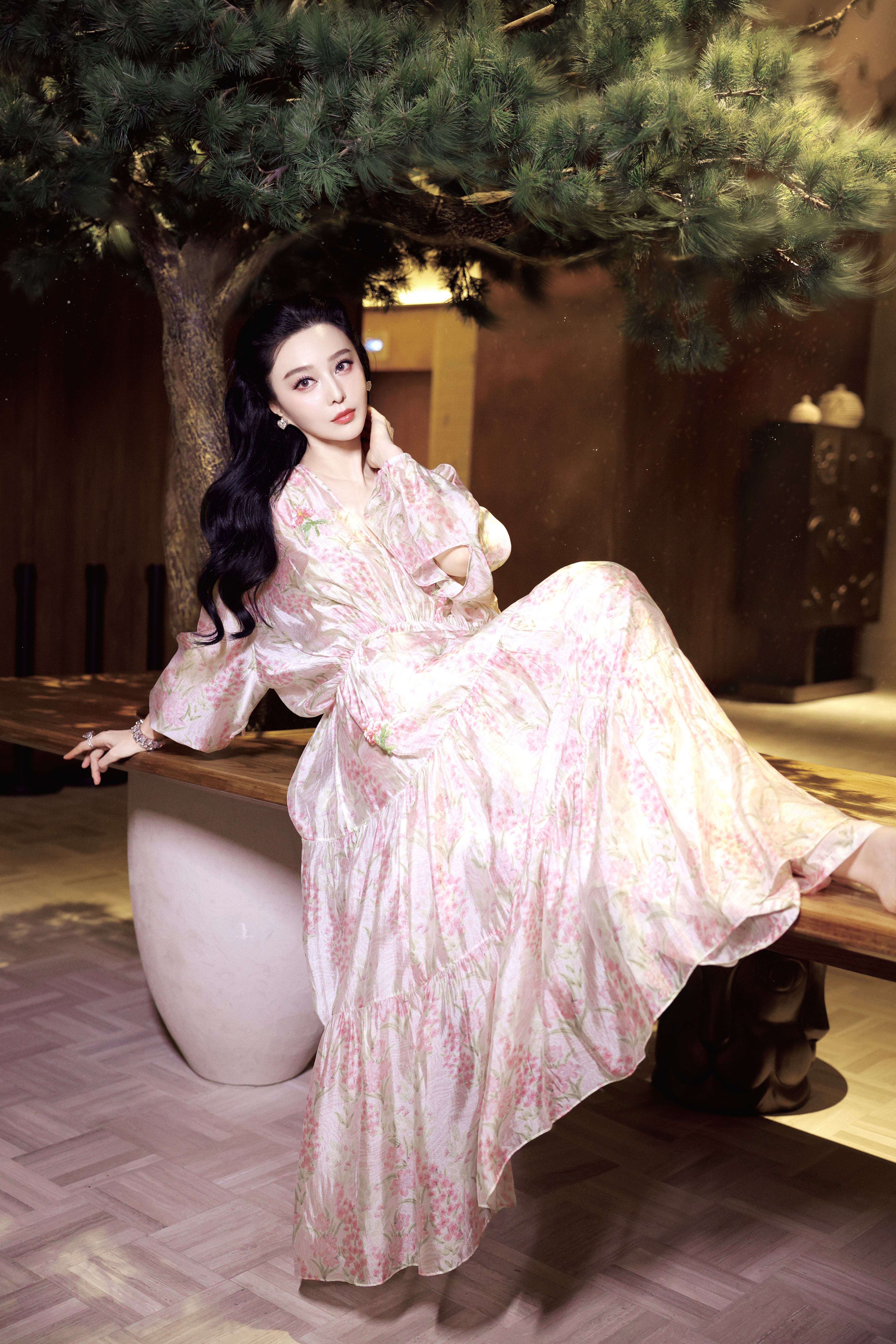 松影落肩，繁花入梦。在泰兰德的夜色里，定格范冰冰的优雅瞬间。 