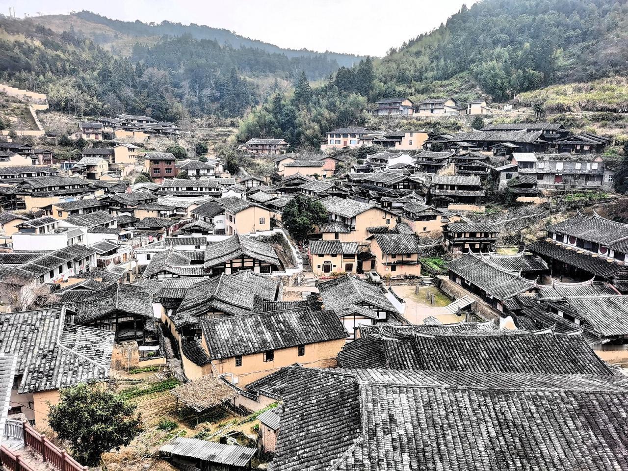 一早逛完福建的桂峰古村落，在村里老豆腐坊点了份现出锅的豆花，配了块豆干一共才7块