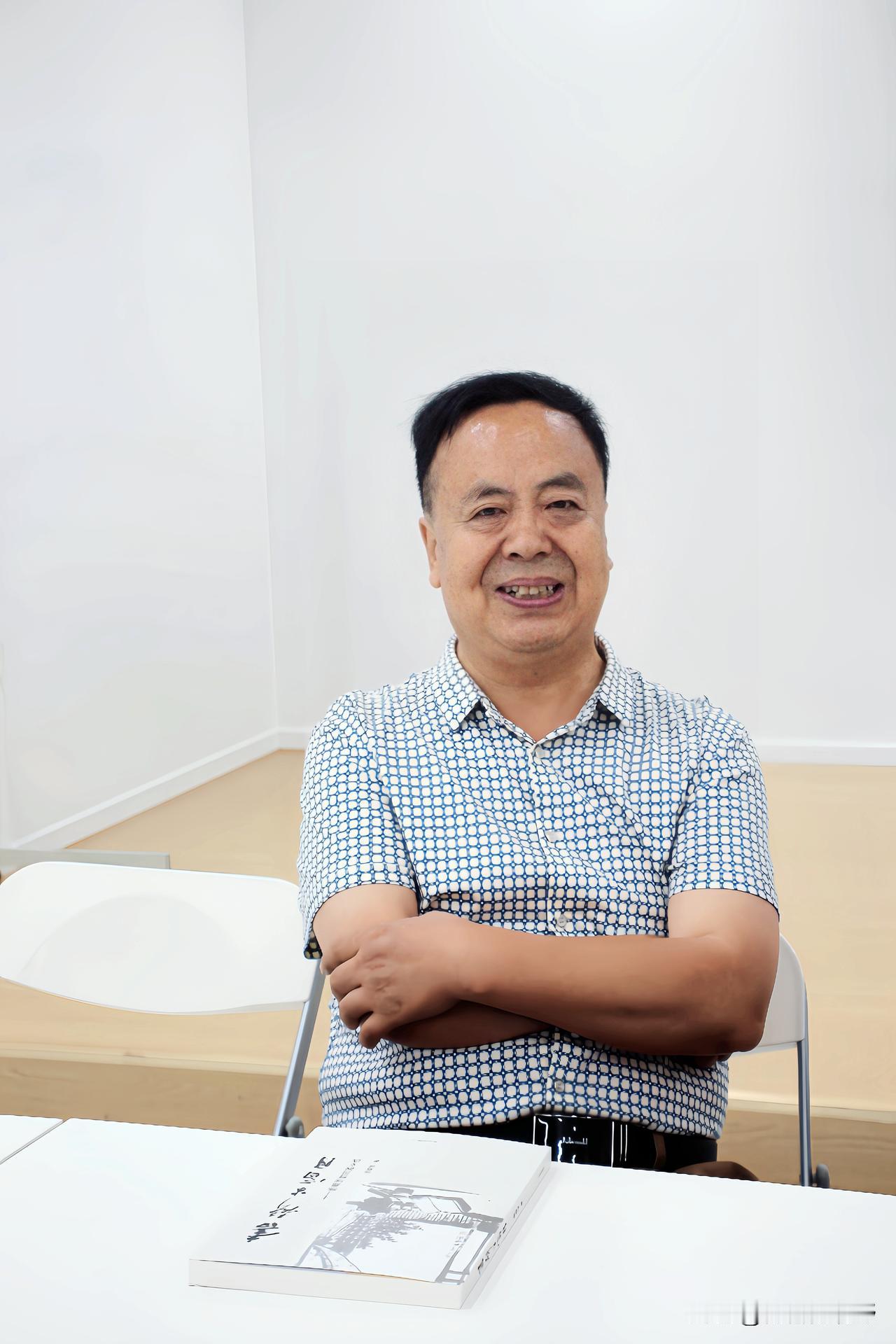 在凤翔微笑着坐着上联：山高云作伴，求下联：…？ 电是万家灯火，水是什么 上联：雨