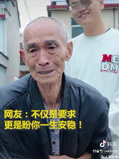 “泪目！”女子国庆放假期间把男友带回了家，返程准备离开时，爷爷趴在车窗口对女子男