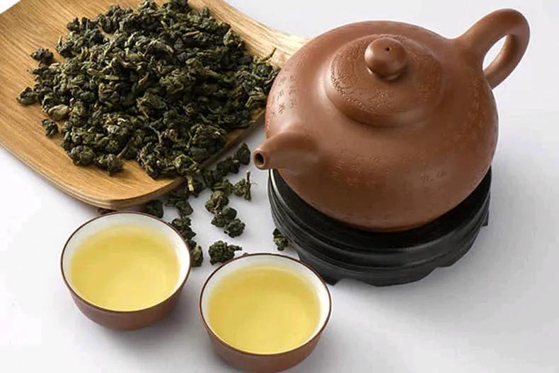 品茶
青茶留绿影，苦涩蕴甘醇。
世事应如是，谁成品味人。