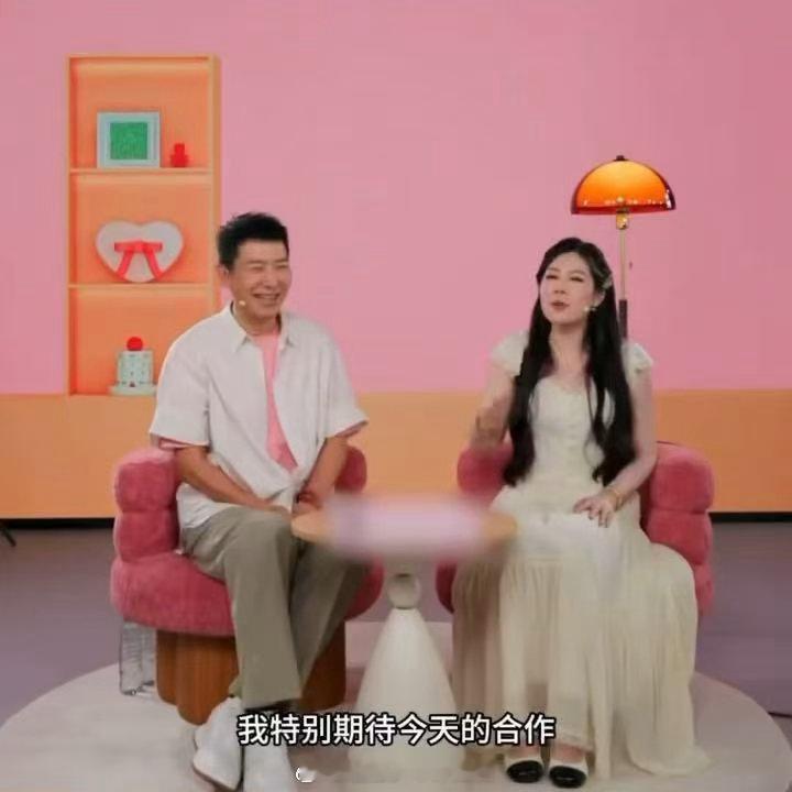 戴军唐香玉一个提供情绪一个提供价值这场直播看点满满，戴军从容接话化解尴尬，细心照