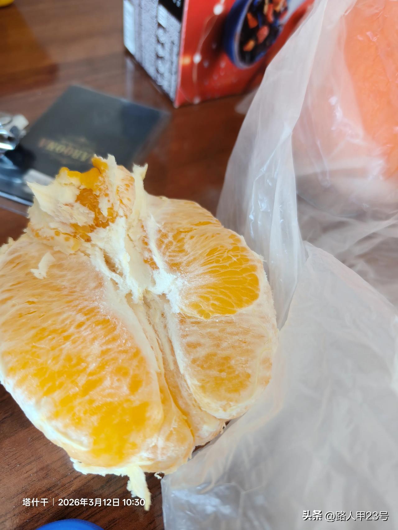 好酸啊，买了三个乌兹别克斯坦当地的橙子真的太爽了，
酸到牙齿
乌兹别克斯旅游