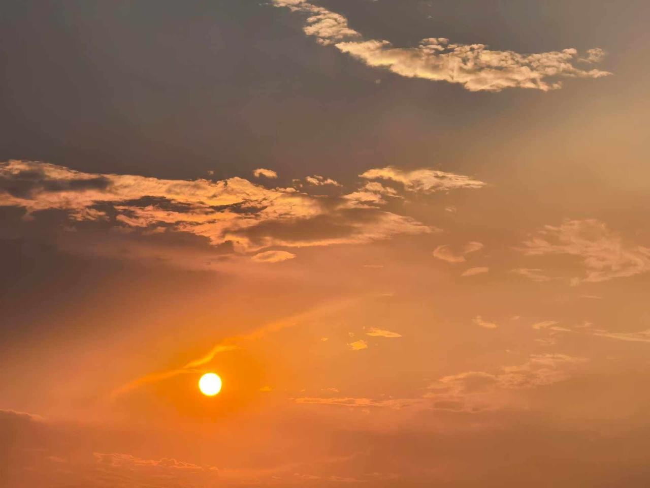 《变脸》
一日成都三变脸，
丁达尔光大太阳。
乌云滚滚欲下雨，
雨夾冰雹满霞光。