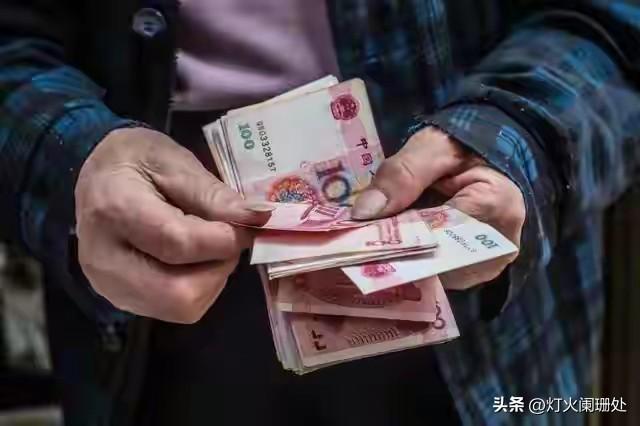 人怎么赚钱，就会怎么做人
一个人做什么工作，未必能看出他是什么人。但他长期靠什么