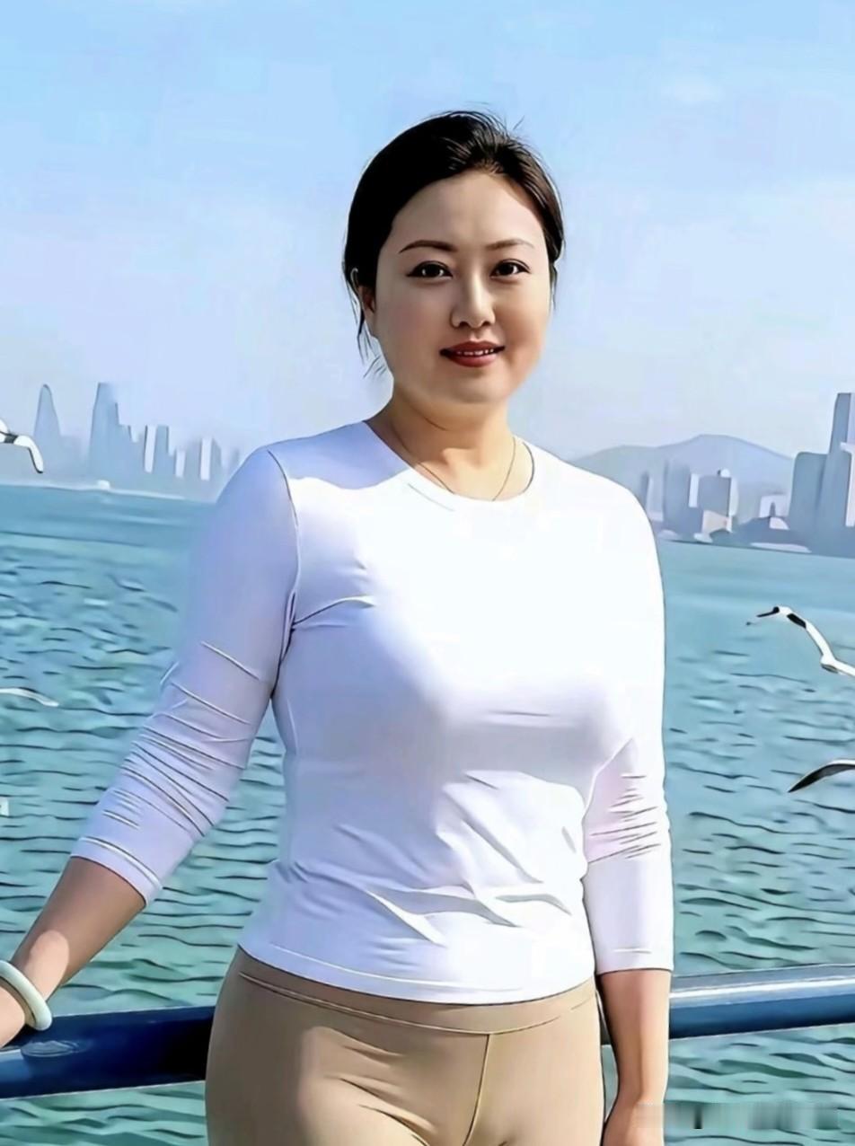 西江月·水畔吟
 
碧海轻摇波影，长天漫卷晴光。
凭栏闲看海鸥翔，远岸层楼清朗。