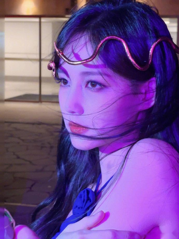 #李一桐美杜莎妆# 美女?来了！还有什么比李一桐这个造型更加好看的吗 ​​​