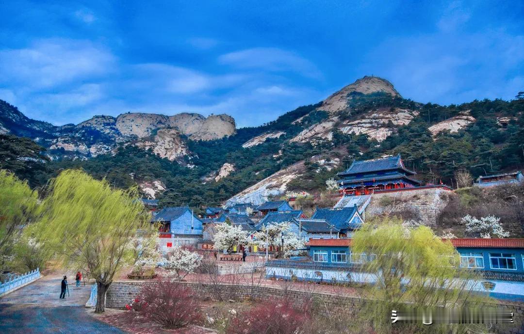 北镇双峰寺
双峰寺，位于北镇市西南罗罗堡镇双峰寺村西北的山坡上。南、北、西三面环