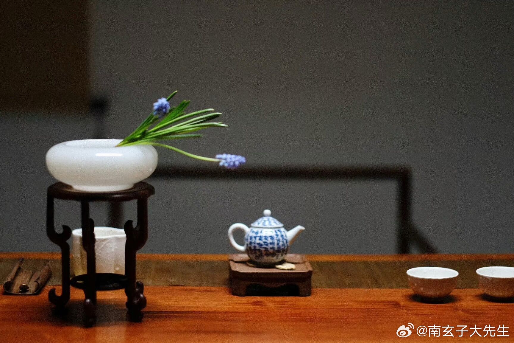 伤官男对感情的态度是，我不但要白睡你，还要用你的钱，伤官如果格局低，会很狡猾，满
