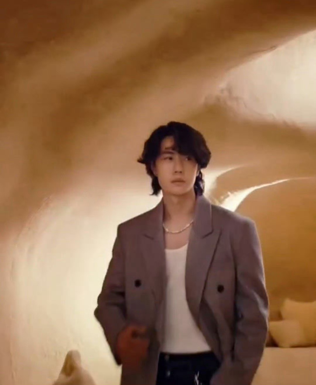 王一博换发型了 新发型也太可了！清爽又帅气，一博颜值真的绝