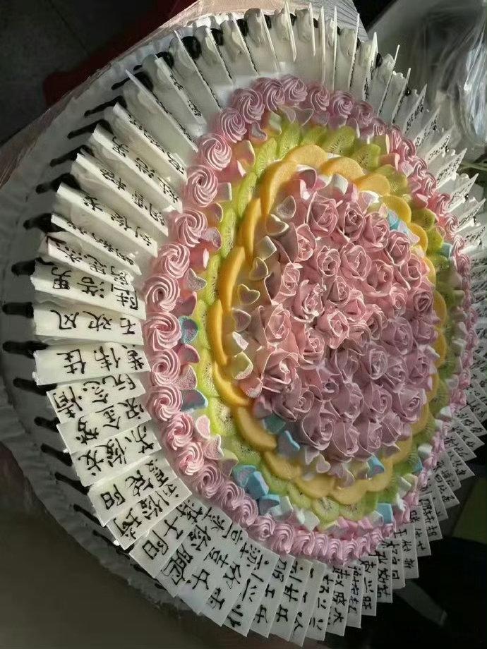 蛋糕可以接地气但不可以接地府就问你们这种蛋糕谁敢买哈哈哪个人才弄的。 