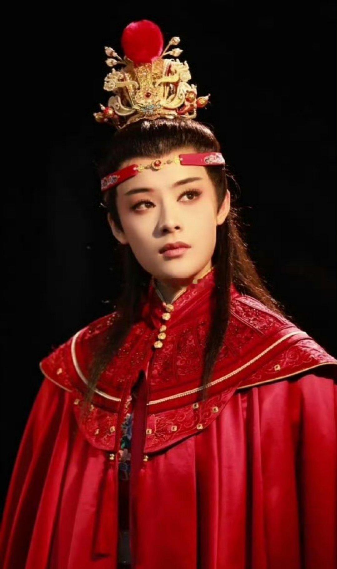 tg. 赌王四太梁安琪也来看澳门场🇲🇴《我的大观园》了，还带了陈丽君的应援物