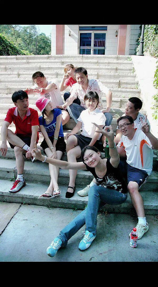 📸那年夏天的台阶上，笑靥比阳光更烫。青春是本太仓促的书，翻着翻着就成了老照片里