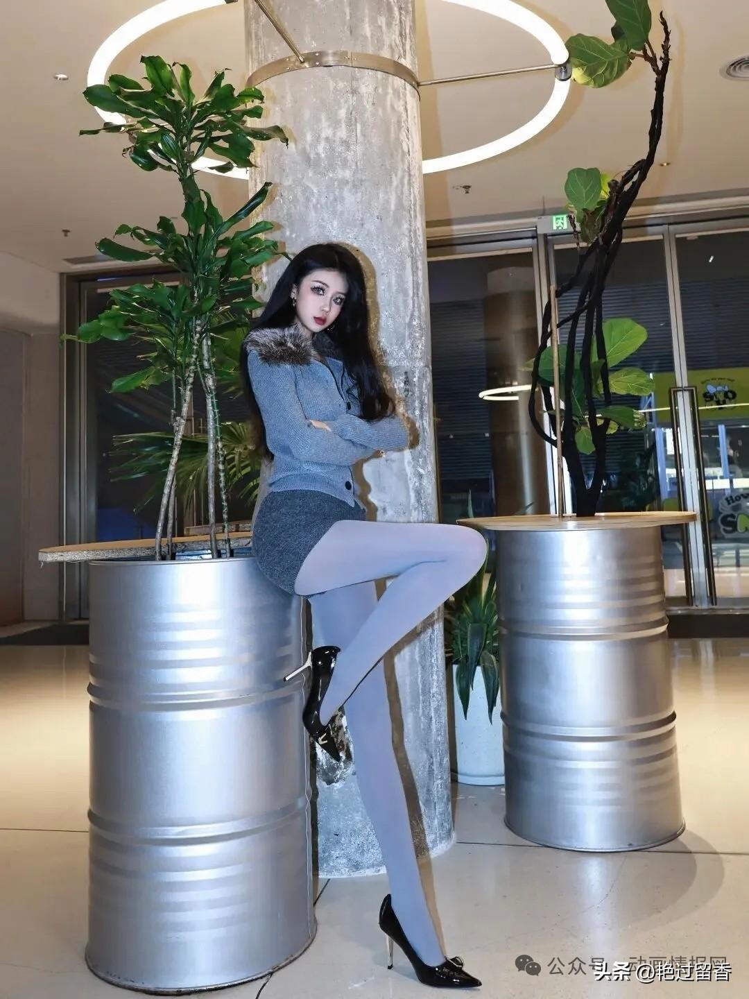 都市时尚女郎，优雅姿态，黑白配穿搭，尽显魅力！如何成为一名都市通勤丽人?