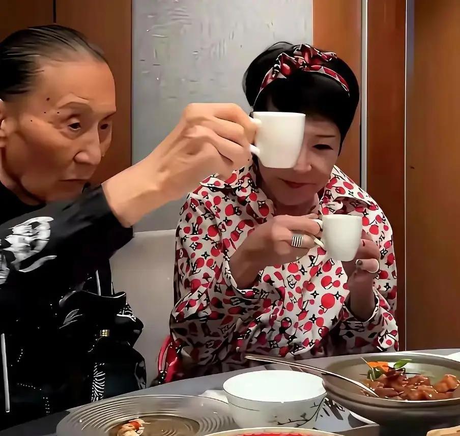 难得见到谢贤摘下眼镜的模样。倘若当年他不和前妻分开，如今已届90高龄的他，与妻子