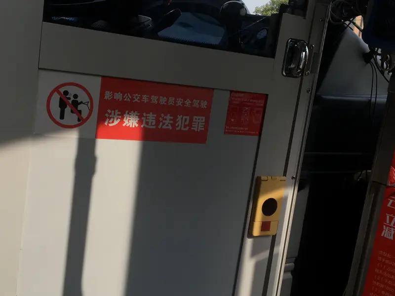 现在公交上的“惯偷”太狡猾了，大理市检察院就办了一起公交扒窃案。

这俩嫌疑人有