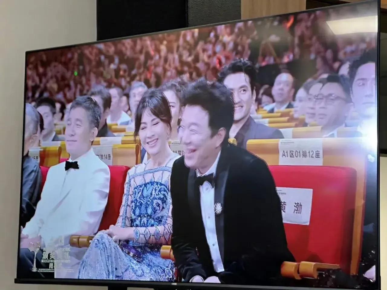 下一届的金鸡影帝提名人，会不会削尖脑袋托人找关系，也要坐在袁弘的前面，而且最好是