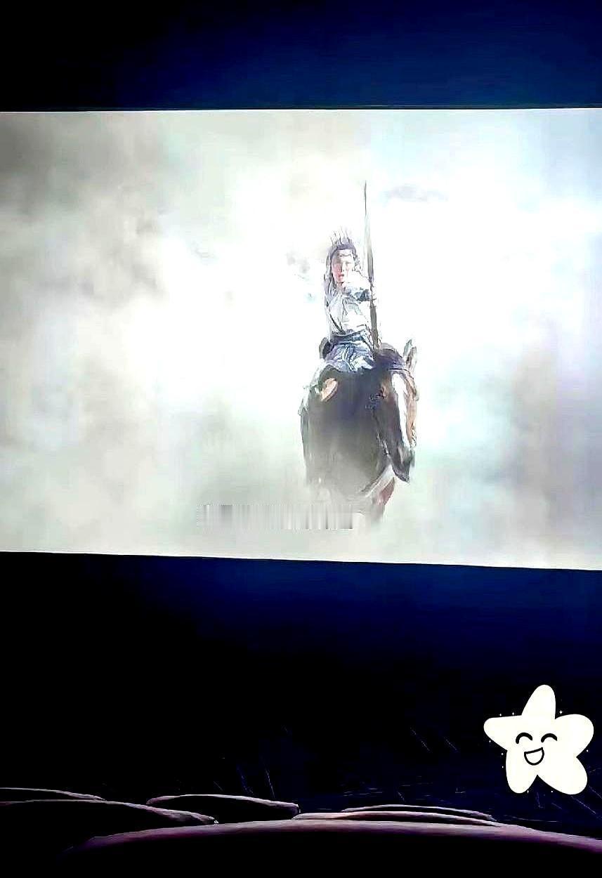 81岁的袁和平，在片场立的第一条规矩，是把所有明星的腕儿全卸了。
李连杰、梁家辉