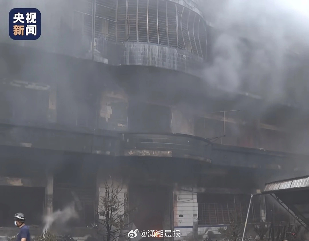 #起火鞋厂附近住户发声#【#晋江鞋厂火灾致28死附近住户发声#：四个家人在厂里上