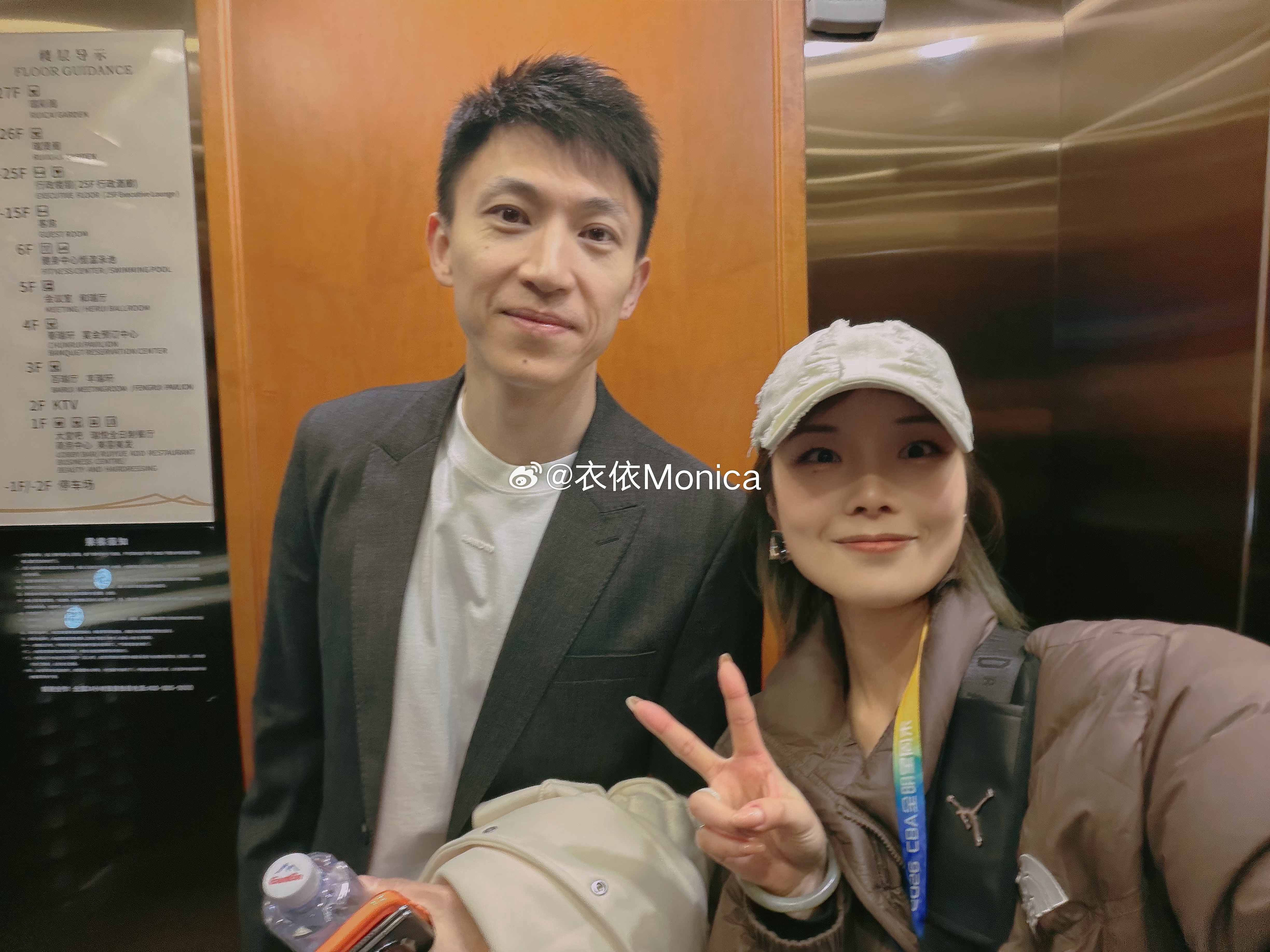 cba全明星酒店遇见晓宇哥了 夸了夸他锃亮的小皮鞋 