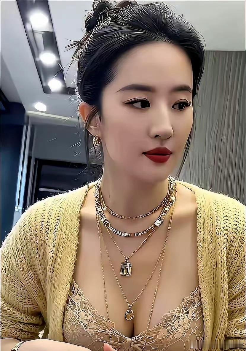 刘亦菲内搭选择了裸色蕾丝吊带，精致镂空花纹勾勒出柔媚线条，性感又温柔。外搭鹅黄色