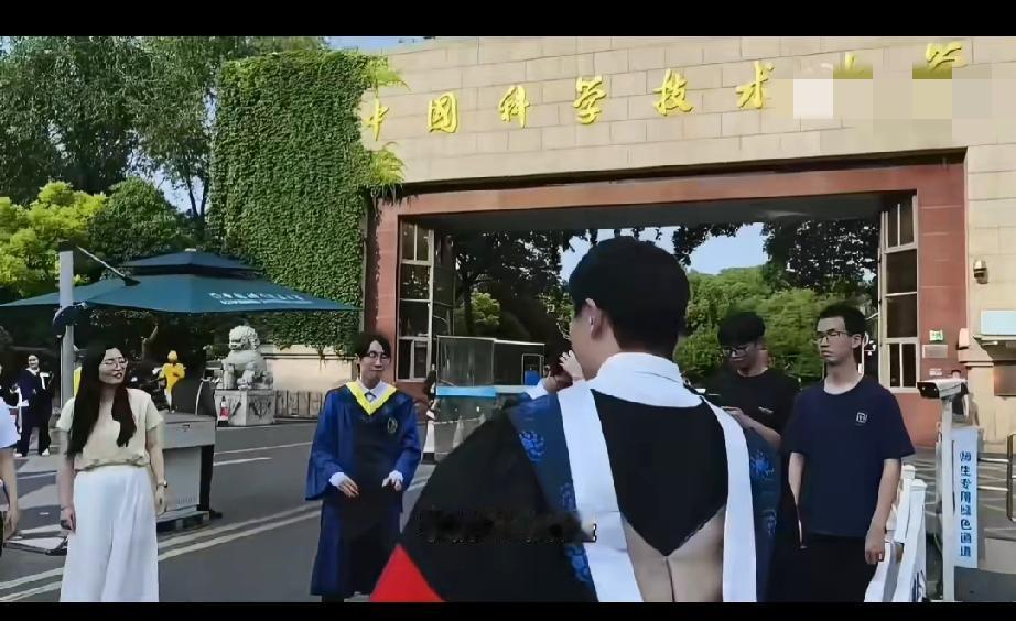 几名大学生拍毕业照时，转头撞见黑人留学生求婚现场，在众人的欢呼和祝福声中，两人相