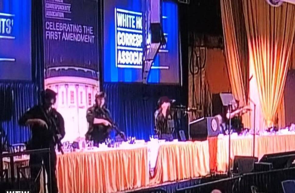 白宫晚宴发生安全事件特朗普离开后，特勤队员持枪抵达会场实时热搜创作激励计划