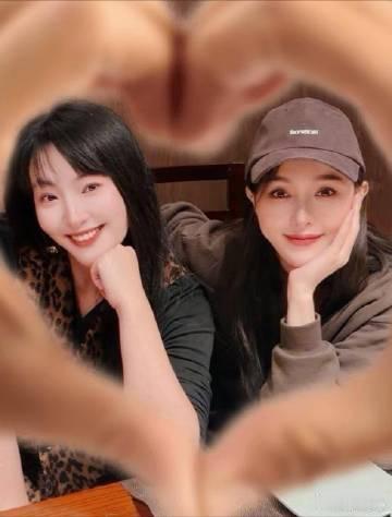 唐嫣杨晨 真闺蜜N搭 18 岁那年的中央戏剧学院 324 寝室，阳光透过窗户洒在