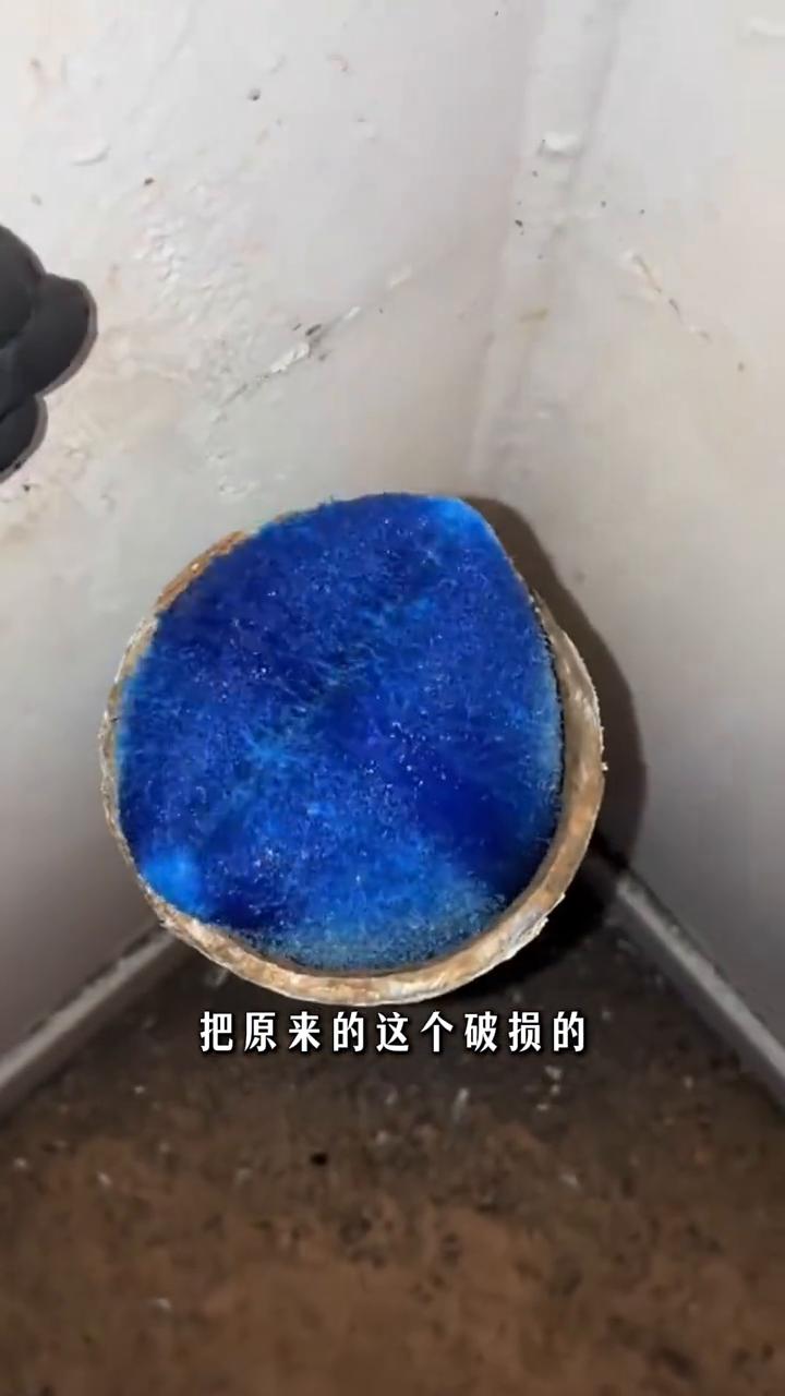 管道内衬修复。
看看德国的施工队是怎么修复楼内的排水管道，跟用的工艺也是一样的，